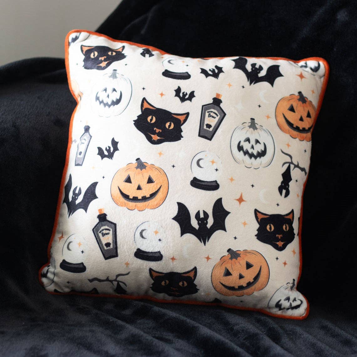 Quadratisches Kissen mit Katzen und Kürbismotiven, 35 cm